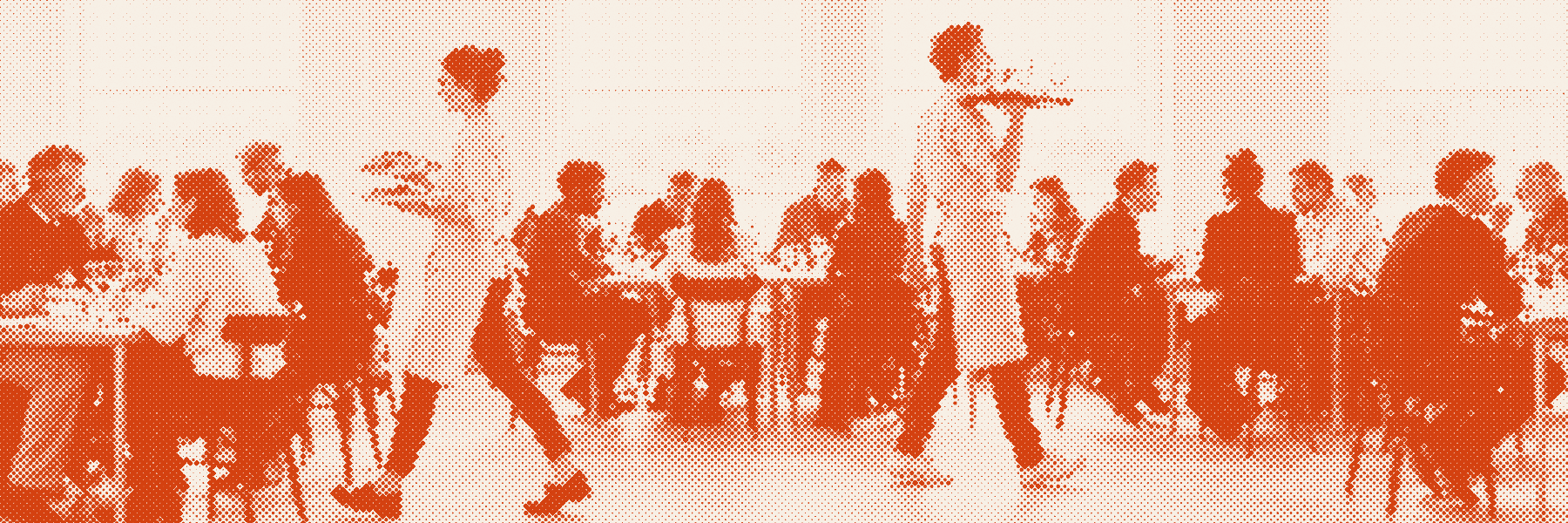 Een volle lunchservice: bediening loopt met borden en dienbladen tussen de bezette tafels door.